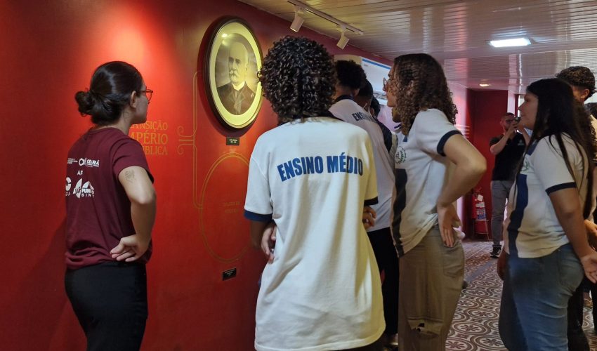 Na manhã do dia 22 de abril, estudantes da Escola Professor Aloysio Barros Leal (EEFM ) conheceram o Centro de Memória da Fazenda com direito a muita diversão. A visita foi mediada pela educadora museal Letícia Costa, quem repassou muito aprendizado aos visitantes.