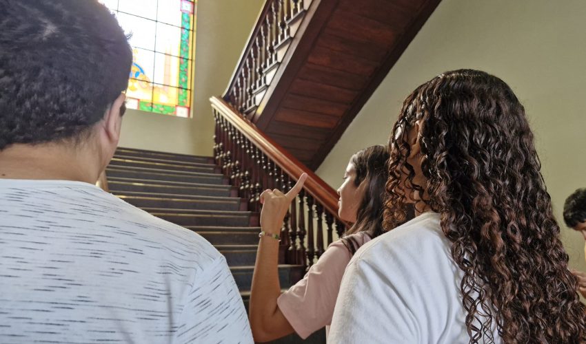 A participação foi ativa: os alunos tiraram muitas dúvidas com o nosso educador museal, Daniel Magalhães.