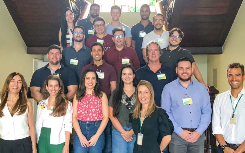 Visita dos novos servidores da Secretaria da Fazenda do Estado do Ceará (Sefaz -CE),  ao Centro de Memória da Fazenda no dia 26 de maio. Foto: Servidores em visita ao vitral do Palácio da Fazenda.