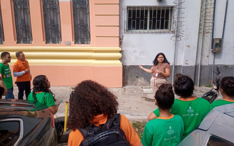 Visita do grupo de estudantes do Projeto Virando o Jogo, iniciativa do Governo do Estado do Ceará em parceria com o Serviço Nacional de Aprendizagem Comercial (Senac) Ceará, no dia 20 de Junho. As visitas fazem parte do projeto Escola no Fisco, idealizado pelo Programa de Educação Fiscal (PEF-CE), com o objetivo de convidar estudantes para conhecerem as atividades desenvolvidas pela Secretaria da Fazenda do Ceará (Sefaz-CE) e refletirem sobre tributação e cidadania. Foto: estudantes em visita a Janela Testemunho do Centro de Memória da Secretaria da Fazenda do Ceará.