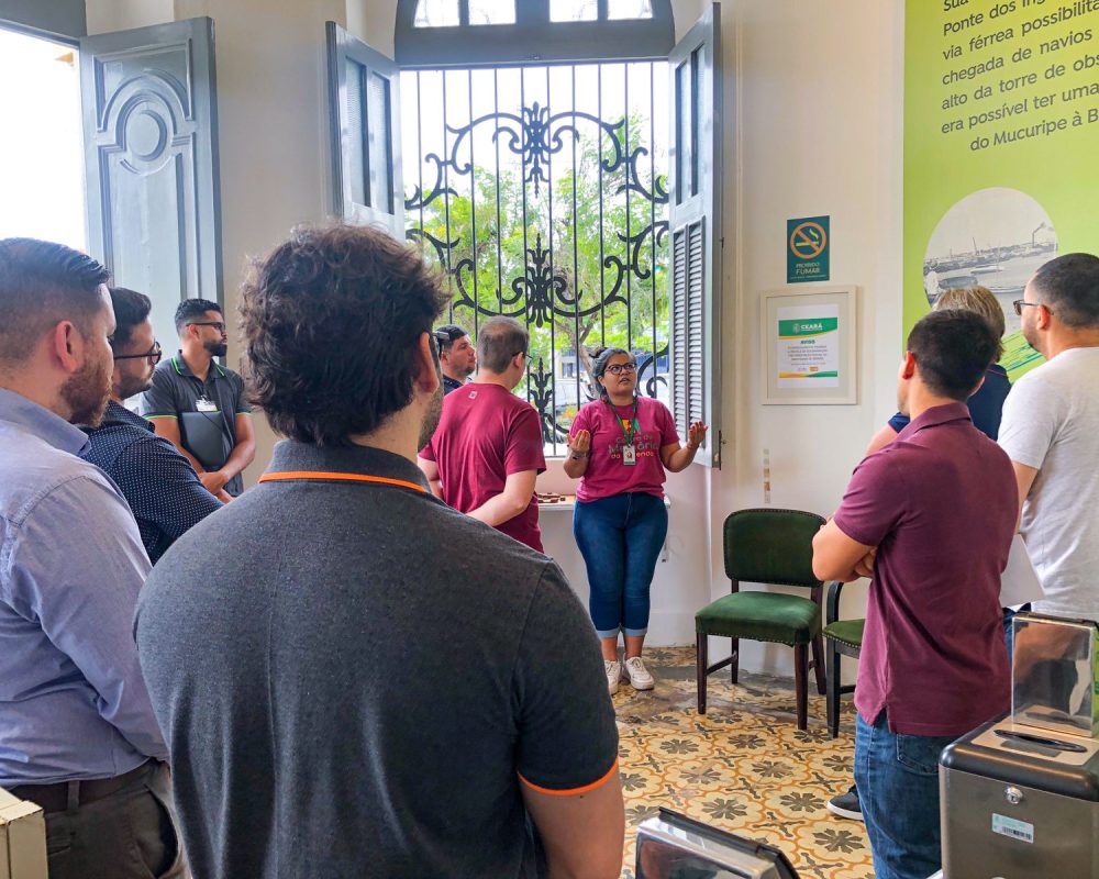 Visita dos novos servidores da Secretaria da Fazenda do Estado do Ceará (Sefaz -CE) ao Centro de Memória da Fazenda, no dia 26 de maio. Foto: Servidores na recepção do Centro de Memória da Fazenda.