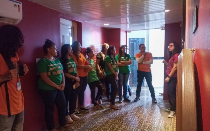 Visita do grupo de estudantes do Projeto Virando o Jogo, iniciativa do Governo do Estado do Ceará em parceria com o Serviço Nacional de Aprendizagem Comercial (Senac) Ceará, no dia 20 de Junho. As visitas fazem parte do projeto Escola no Fisco, idealizado pelo Programa de Educação Fiscal (PEF-CE), com o objetivo de convidar estudantes para conhecerem as atividades desenvolvidas pela Secretaria da Fazenda do Ceará (Sefaz-CE) e refletirem sobre tributação e cidadania. Foto: estudantes na exposição Galeria do Secretários do Centro de Memória da Secretaria da Fazenda do Ceará.