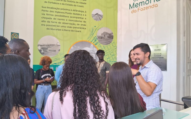 Visita do grupo de estudantes de Administração Pública da Universidade da Integração Internacional da Lusofonia Afro-Brasileira (Unilab), acompanhados pela professora Dª Sâmia Nagib Maluf ,no dia 12 de Julho. A turma conheceu o Programa de Educação Fiscal (PEF-CE), que por meio de diversas atividades promove a conscientização de estudantes de diferentes níveis de ensino, sobre as atividades desenvolvidas pela Secretaria da Fazenda do Ceará (Sefaz-CE) e a reflexão a respeito da tributação e cidadania. Foto: Estudantes na recepção do Centro de Memória da Fazenda do Ceará.