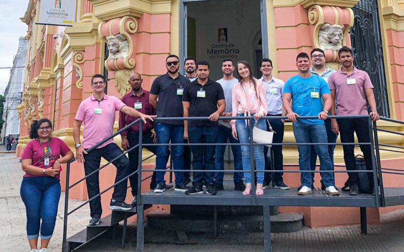 Visita dos novos servidores da Secretaria da Fazenda do Estado do Ceará (Sefaz -CE),  ao Centro de Memória da Fazenda no dia 26 de maio. Foto: Servidores na fachada do Centro de Memória da Fazenda.