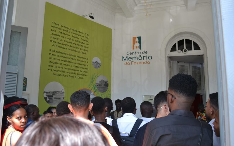Visita do grupo de estudantes de Administração Pública da Universidade da Integração Internacional da Lusofonia Afro-Brasileira (Unilab), acompanhados pela professora Dª Sâmia Nagib Maluf ,no dia 12 de Julho. A turma conheceu o Programa de Educação Fiscal (PEF-CE), que por meio de diversas atividades promove a conscientização de estudantes de diferentes níveis de ensino, sobre as atividades desenvolvidas pela Secretaria da Fazenda do Ceará (Sefaz-CE) e a reflexão a respeito da tributação e cidadania. Foto: Estudantes na recepção do Centro de Memória da Fazenda do Ceará.