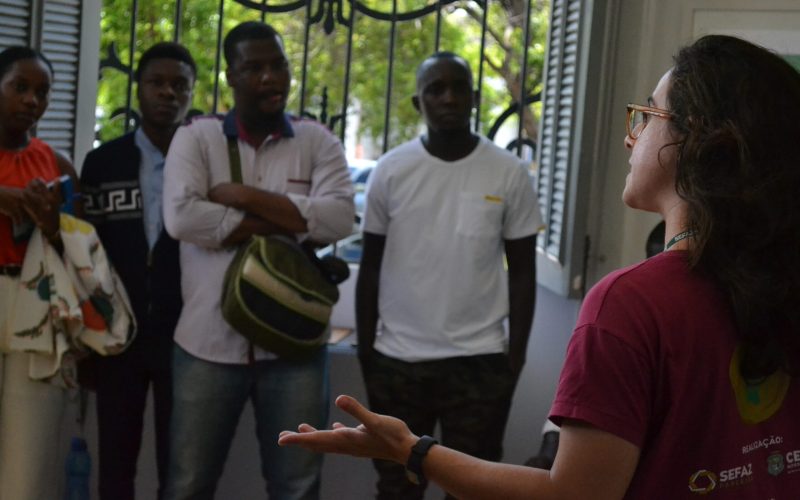 Visita do grupo de estudantes de Administração Pública da Universidade da Integração Internacional da Lusofonia Afro-Brasileira (Unilab), acompanhados pela professora Dª Sâmia Nagib Maluf ,no dia 12 de Julho. A turma conheceu o Programa de Educação Fiscal (PEF-CE), que por meio de diversas atividades promove a conscientização de estudantes de diferentes níveis de ensino, sobre as atividades desenvolvidas pela Secretaria da Fazenda do Ceará (Sefaz-CE) e a reflexão a respeito da tributação e cidadania. Foto: Estudantes na recepção do Centro de Memória da Fazenda do Ceará.