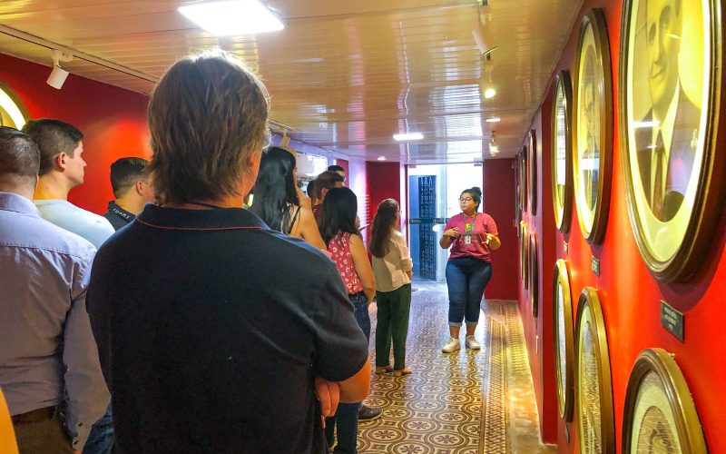 Visita dos novos servidores da Secretaria da Fazenda do Estado do Ceará (Sefaz -CE),  ao Centro de Memória da Fazenda no dia 26 de maio. Foto: Servidores na exposição “Galeria dos Secretários” do Centro de Memória da Fazenda.