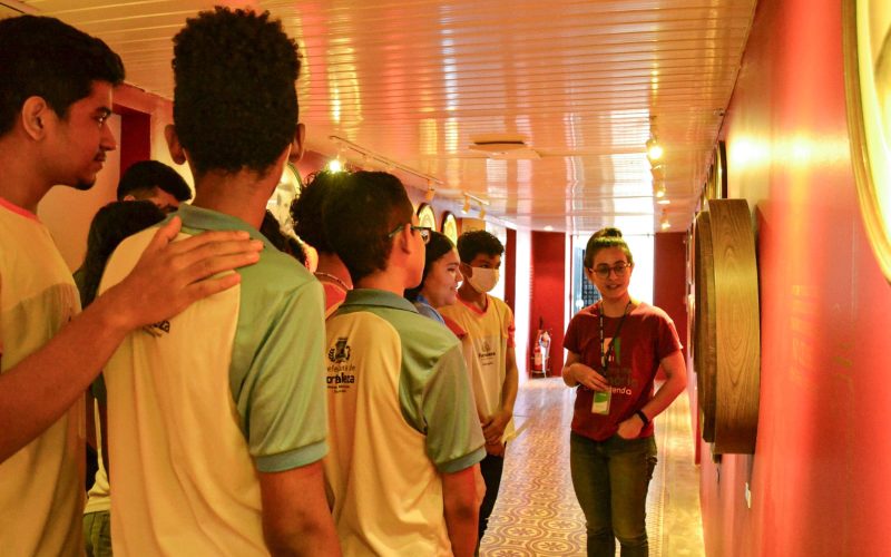 Visita do grupo de estudantes da Escola Municipal de Tempo Integral Guiomar da Silva Almeida, no dia 21 de Junho. As visitas fazem parte do projeto Escola no Fisco, idealizado pelo Programa de Educação Fiscal (PEF-CE), com o objetivo de convidar estudantes para conhecerem as atividades desenvolvidas pela Secretaria da Fazenda do Ceará (Sefaz-CE) e refletirem sobre tributação e cidadania. Foto: estudantes na exposição Galeria dos Secretários do Centro de Memória da Secretaria da Fazenda do Ceará.