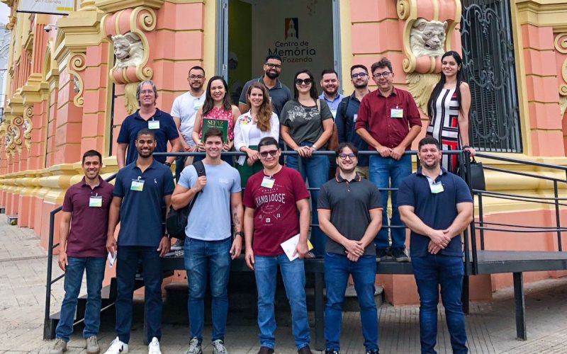 Visita dos novos servidores da Secretaria da Fazenda do Estado do Ceará (Sefaz -CE),  ao Centro de Memória da Fazenda no dia 26 de maio. Foto: Servidores na fachada principal do Centro de Memória da Fazenda.