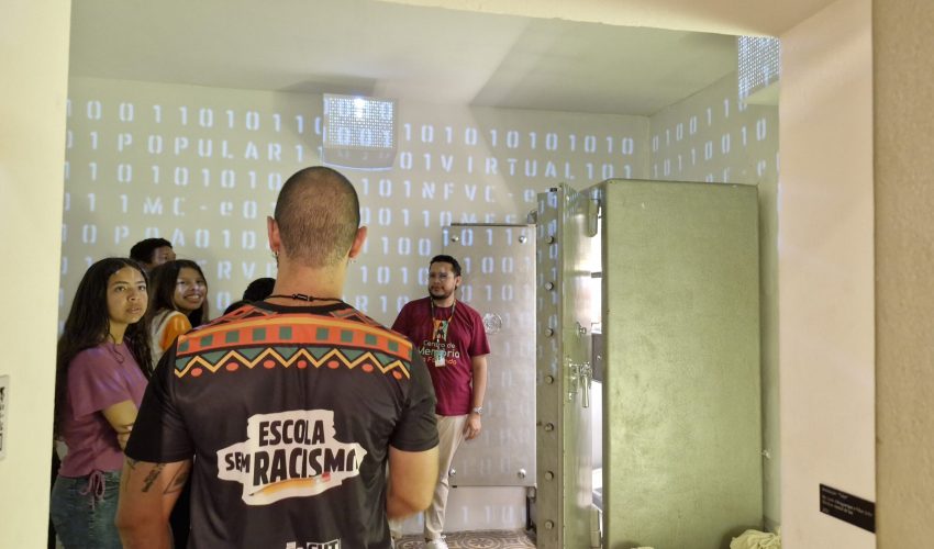 Observadores e atentos, os alunos participaram ativamente da visita mediada pelo educador museal, Daniel Magalhães. O professor Paulo, antigo educador museal no CM, também agregou na mediação com seus conhecimentos históricos.