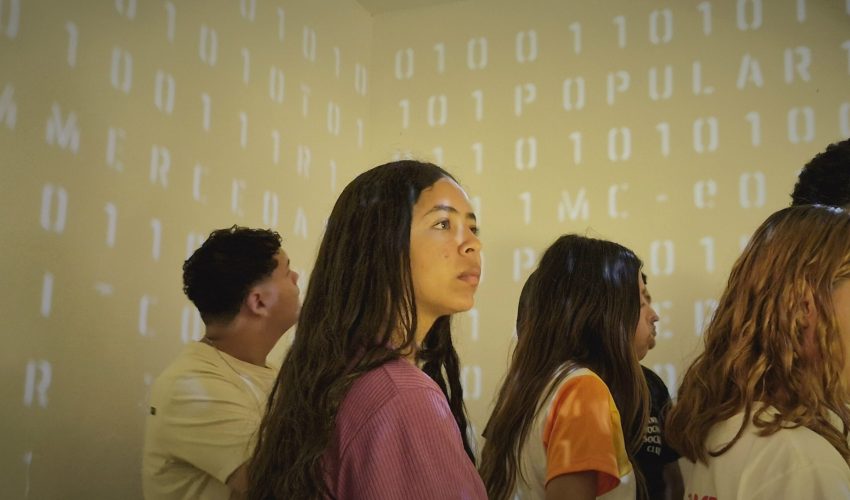 Alunos da Escola José Bonifácio de Sousa na exposição Sala Cofre.