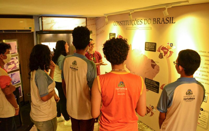 Visita do grupo de estudantes da Escola Municipal de Tempo Integral Guiomar da Silva Almeida, no dia 21 de Junho. As visitas fazem parte do projeto Escola no Fisco, idealizado pelo Programa de Educação Fiscal (PEF-CE), com o objetivo de convidar estudantes para conhecerem as atividades desenvolvidas pela Secretaria da Fazenda do Ceará (Sefaz-CE) e refletirem sobre tributação e cidadania. Foto: estudantes na exposição Notas de Memória do Centro de Memória da Secretaria da Fazenda do Ceará.