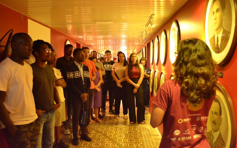 Visita do grupo de estudantes de Administração Pública da Universidade da Integração Internacional da Lusofonia Afro-Brasileira (Unilab), acompanhados pela professora Dª Sâmia Nagib Maluf ,no dia 12 de Julho. A turma conheceu o Programa de Educação Fiscal (PEF-CE), que por meio de diversas atividades promove a conscientização de estudantes de diferentes níveis de ensino, sobre as atividades desenvolvidas pela Secretaria da Fazenda do Ceará (Sefaz-CE) e a reflexão a respeito da tributação e cidadania. Foto:  estudantes na exposição Galeria dos Secretários do Centro de Memória da Fazenda.