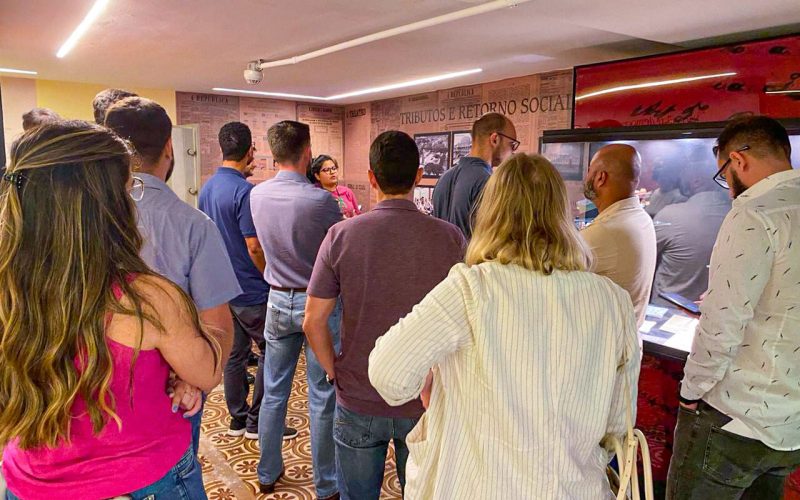 Visita dos novos servidores da Secretaria da Fazenda do Estado do Ceará (Sefaz -CE),  ao Centro de Memória da Fazenda no dia 26 de maio. Foto:  na exposição “Notas de Memórias” do Centro de Memória da Fazenda.