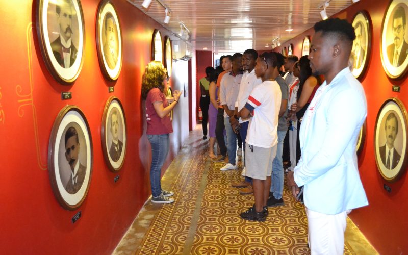 Visita do grupo de estudantes de Administração Pública da Universidade da Integração Internacional da Lusofonia Afro-Brasileira (Unilab), acompanhados pela professora Dª Sâmia Nagib Maluf ,no dia 12 de Julho. A turma conheceu o Programa de Educação Fiscal (PEF-CE), que por meio de diversas atividades promove a conscientização de estudantes de diferentes níveis de ensino, sobre as atividades desenvolvidas pela Secretaria da Fazenda do Ceará (Sefaz-CE) e a reflexão a respeito da tributação e cidadania. Foto:  estudantes na exposição Galeria dos Secretários do Centro de Memória da Fazenda.
