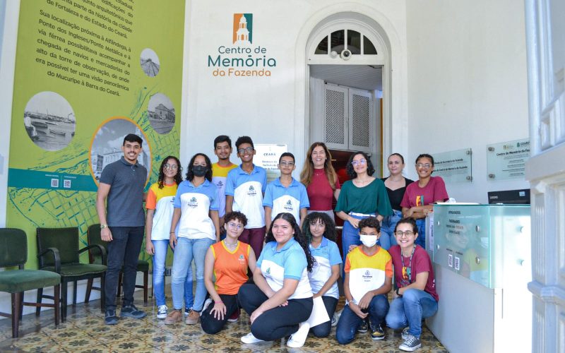 Visita do grupo de estudantes da Escola Municipal de Tempo Integral Guiomar da Silva Almeida, no dia 21 de Junho. As visitas fazem parte do projeto Escola no Fisco, idealizado pelo Programa de Educação Fiscal (PEF-CE), com o objetivo de convidar estudantes para conhecerem as atividades desenvolvidas pela Secretaria da Fazenda do Ceará (Sefaz-CE) e refletirem sobre tributação e cidadania. Foto: estudantes na recepção do Centro de Memória da Secretaria da Fazenda do Ceará.