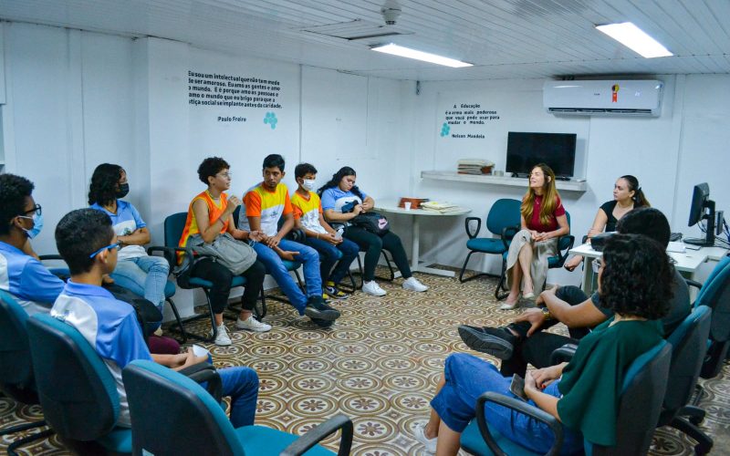 Visita do grupo de estudantes da Escola Municipal de Tempo Integral Guiomar da Silva Almeida, no dia 21 de Junho. As visitas fazem parte do projeto Escola no Fisco, idealizado pelo Programa de Educação Fiscal (PEF-CE), com o objetivo de convidar estudantes para conhecerem as atividades desenvolvidas pela Secretaria da Fazenda do Ceará (Sefaz-CE) e refletirem sobre tributação e cidadania. Foto: estudantes na sala multiuso do Centro de Memória da Secretaria da Fazenda do Ceará.