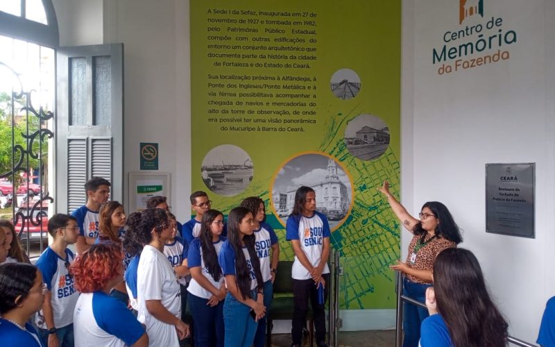 Visita do grupo de estudantes do Serviço Nacional de Aprendizagem Comercial (Senac) Ceará, no dia 29 de Maio. As visitas fazem parte do projeto Escola no Fisco, idealizado pelo Programa de Educação Fiscal (PEF-CE), com o objetivo de convidar estudantes para conhecerem as atividades desenvolvidas pela Secretaria da Fazenda do Ceará (Sefaz-CE) e refletirem sobre tributação e cidadania. Foto: estudantes na recepção do Centro de Memória da Secretaria da Fazenda do Ceará.