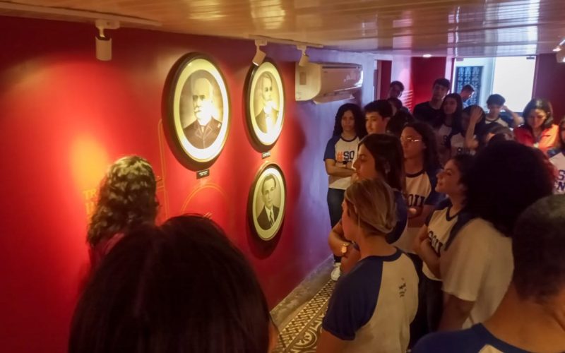 Visita do grupo de estudantes do Serviço Nacional de Aprendizagem Comercial (Senac) Ceará, no dia 29 de Maio. As visitas fazem parte do projeto Escola no Fisco, idealizado pelo Programa de Educação Fiscal (PEF-CE), com o objetivo de convidar estudantes para conhecerem as atividades desenvolvidas pela Secretaria da Fazenda do Ceará (Sefaz-CE) e refletirem sobre tributação e cidadania. Foto: estudantes na exposição “Galeria dos Secretários” do Centro de Memória da Secretaria da Fazenda do Ceará.