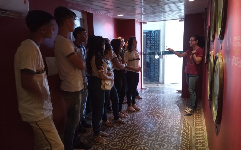 Visita do grupo de estudantes da Escola  de Ensino Médio de Tempo Integral 2 de Maio, no dia 22 de Junho. As visitas fazem parte do projeto Escola no Fisco, idealizado pelo Programa de Educação Fiscal (PEF-CE), com o objetivo de convidar estudantes para conhecerem as atividades desenvolvidas pela Secretaria da Fazenda do Ceará (Sefaz-CE) e refletirem sobre tributação e cidadania. Foto: estudantes na exposição Galeria dos Secretários do Centro de Memória da Secretaria da Fazenda do Ceará.