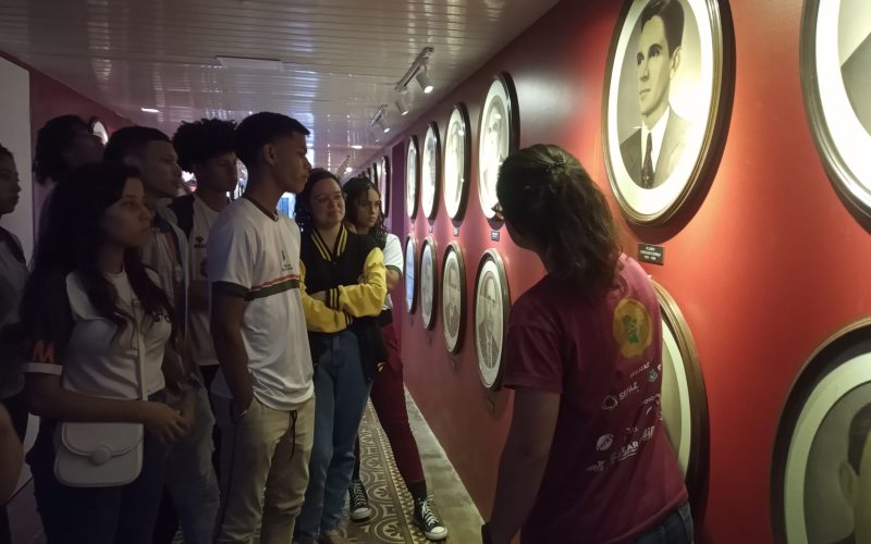 Visita do grupo de estudantes da Escola  de Ensino Médio de Tempo Integral 2 de Maio, no dia 22 de Junho. As visitas fazem parte do projeto Escola no Fisco, idealizado pelo Programa de Educação Fiscal (PEF-CE), com o objetivo de convidar estudantes para conhecerem as atividades desenvolvidas pela Secretaria da Fazenda do Ceará (Sefaz-CE) e refletirem sobre tributação e cidadania. Foto: estudantes na exposição Galeria dos Secretários do Centro de Memória da Secretaria da Fazenda do Ceará.