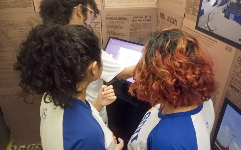Visita do grupo de estudantes do Serviço Nacional de Aprendizagem Comercial (Senac) Ceará, no dia 29 de Maio. As visitas fazem parte do projeto Escola no Fisco, idealizado pelo Programa de Educação Fiscal (PEF-CE), com o objetivo de convidar estudantes para conhecerem as atividades desenvolvidas pela Secretaria da Fazenda do Ceará (Sefaz-CE) e refletirem sobre tributação e cidadania. Foto: estudantes na exposição “Notas de Memórias” do Centro de Memória da Secretaria da Fazenda do Ceará.