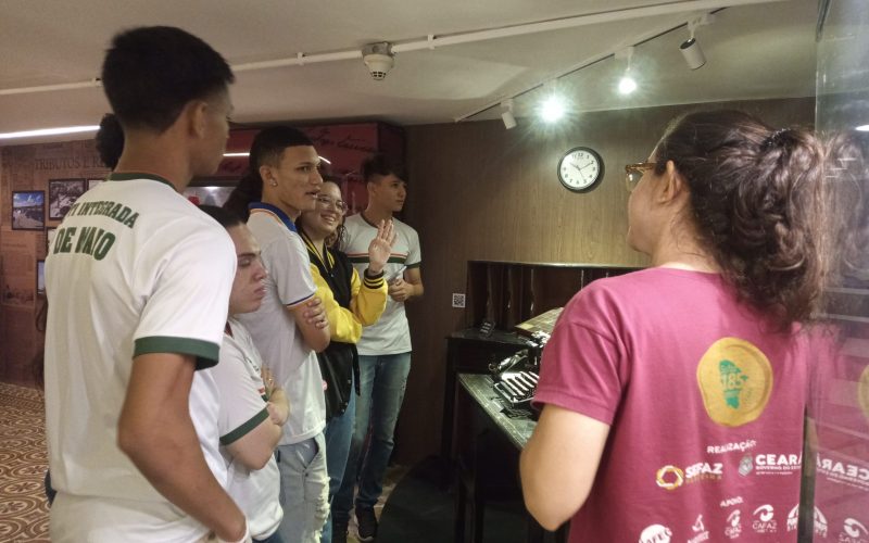 Visita do grupo de estudantes da Escola  de Ensino Médio de Tempo Integral 2 de Maio, no dia 22 de Junho. As visitas fazem parte do projeto Escola no Fisco, idealizado pelo Programa de Educação Fiscal (PEF-CE), com o objetivo de convidar estudantes para conhecerem as atividades desenvolvidas pela Secretaria da Fazenda do Ceará (Sefaz-CE) e refletirem sobre tributação e cidadania. Foto: estudantes na exposição Notas de Memória do Centro de Memória da Secretaria da Fazenda do Ceará.