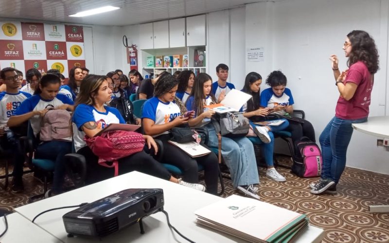 Visita do grupo de estudantes do Serviço Nacional de Aprendizagem Comercial (Senac) Ceará, no dia 29 de Maio. As visitas fazem parte do projeto Escola no Fisco, idealizado pelo Programa de Educação Fiscal (PEF-CE), com o objetivo de convidar estudantes para conhecerem as atividades desenvolvidas pela Secretaria da Fazenda do Ceará (Sefaz-CE) e refletirem sobre tributação e cidadania. Foto: estudantes na sala multiuso do Centro de Memória da Fazenda.