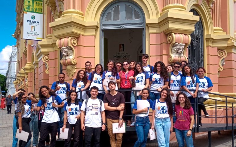 Visita do grupo de estudantes do Serviço Nacional de Aprendizagem Comercial (Senac) Ceará, no dia 29 de Maio. As visitas fazem parte do projeto Escola no Fisco, idealizado pelo Programa de Educação Fiscal (PEF-CE), com o objetivo de convidar estudantes para conhecerem as atividades desenvolvidas pela Secretaria da Fazenda do Ceará (Sefaz-CE) e refletirem sobre tributação e cidadania. Foto: estudantes na fachada principal do Centro de Memória da Secretaria da Fazenda do Ceará.