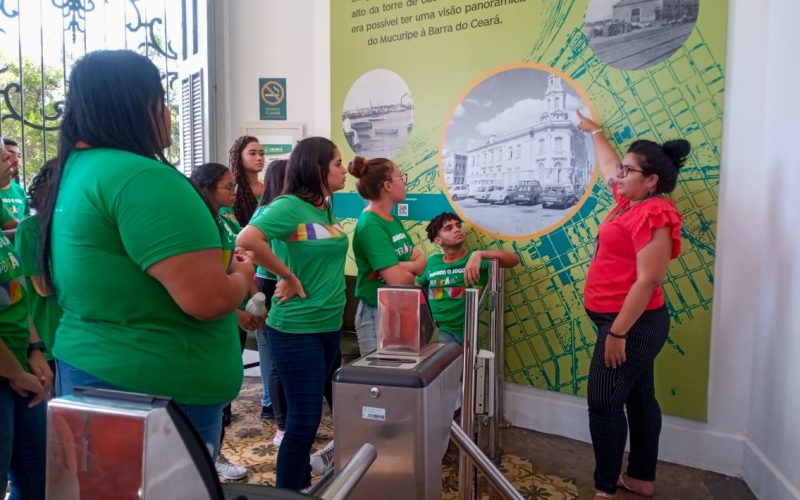 Visita do grupo de estudantes do Serviço Nacional de Aprendizagem Comercial (Senac) Ceará, no dia 30 de Maio. As visitas fazem parte do projeto Escola no Fisco, idealizado pelo Programa de Educação Fiscal (PEF-CE), com o objetivo de convidar estudantes para conhecerem as atividades desenvolvidas pela Secretaria da Fazenda do Ceará (Sefaz-CE) e refletirem sobre tributação e cidadania. Foto: estudantes na recepção do Centro de Memória da Secretaria da Fazenda do Ceará.