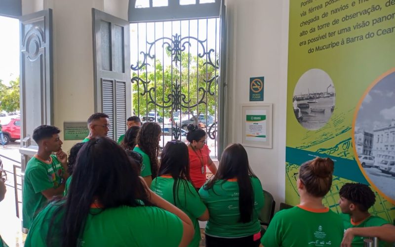 Visita do grupo de estudantes do Serviço Nacional de Aprendizagem Comercial (Senac) Ceará, no dia 30 de Maio. As visitas fazem parte do projeto Escola no Fisco, idealizado pelo Programa de Educação Fiscal (PEF-CE), com o objetivo de convidar estudantes para conhecerem as atividades desenvolvidas pela Secretaria da Fazenda do Ceará (Sefaz-CE) e refletirem sobre tributação e cidadania. Foto: estudantes na recepção do Centro de Memória da Secretaria da Fazenda do Ceará.