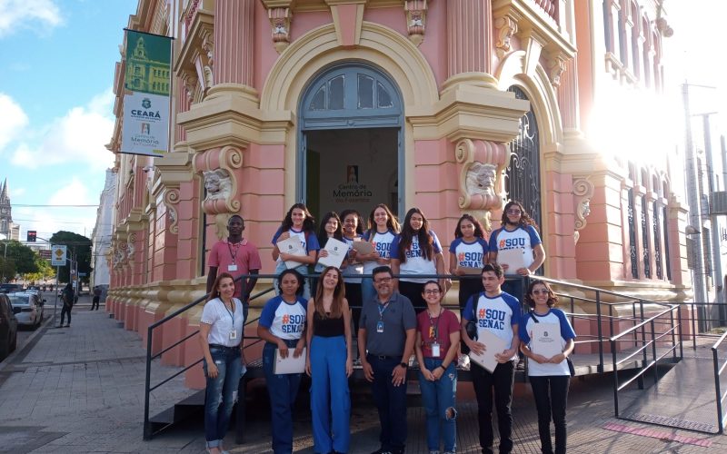 Visita do grupo de estudantes do Serviço Nacional de Aprendizagem Comercial (Senac) Ceará, no dia 14 de Julho. Essa  visita faz  parte do projeto Escola no Fisco, idealizado pelo Programa de Educação Fiscal (PEF-CE),  que objetiva convidar estudantes para conhecerem as atividades desenvolvidas pela Secretaria da Fazenda do Ceará (Sefaz-CE) e promover reflexão a respeito da tributação e cidadania. Foto: Estudantes em frente a  fachada do Centro de Memória da Fazenda.