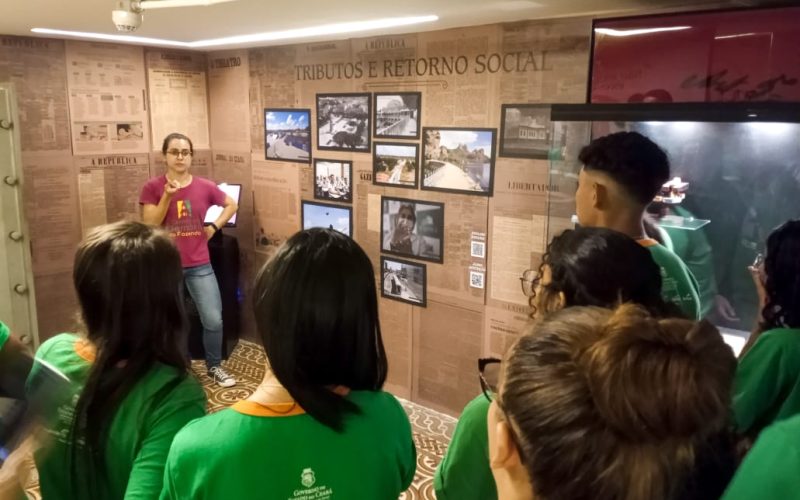 Visita do grupo de estudantes do Serviço Nacional de Aprendizagem Comercial (Senac) Ceará, no dia 30 de Maio. As visitas fazem parte do projeto Escola no Fisco, idealizado pelo Programa de Educação Fiscal (PEF-CE), com o objetivo de convidar estudantes para conhecerem as atividades desenvolvidas pela Secretaria da Fazenda do Ceará (Sefaz-CE) e refletirem sobre tributação e cidadania. Foto: estudantes na exposição “Notas de Memória” do Centro de Memória da Secretaria da Fazenda do Ceará.