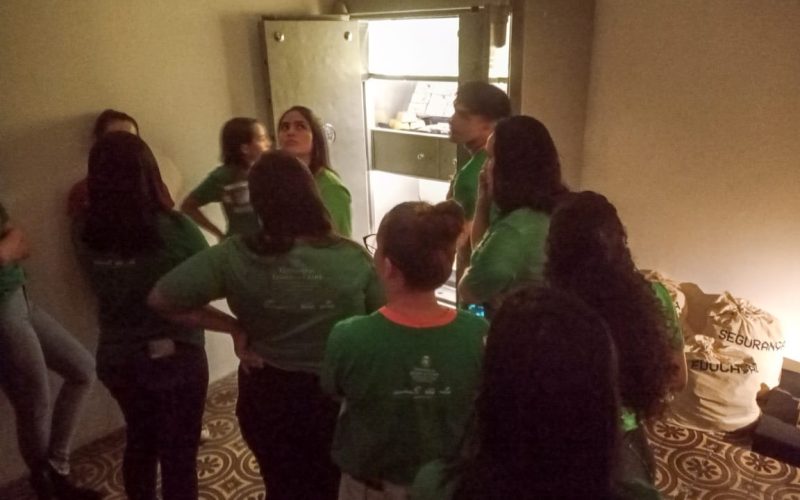 Visita do grupo de estudantes do Serviço Nacional de Aprendizagem Comercial (Senac) Ceará, no dia 30 de Maio. As visitas fazem parte do projeto Escola no Fisco, idealizado pelo Programa de Educação Fiscal (PEF-CE), com o objetivo de convidar estudantes para conhecerem as atividades desenvolvidas pela Secretaria da Fazenda do Ceará (Sefaz-CE) e refletirem sobre tributação e cidadania. Foto: estudantes no momento da visitação a sala cofre, na exposição “Notas de Memória” do Centro de Memória da Secretaria da Fazenda do Ceará.
