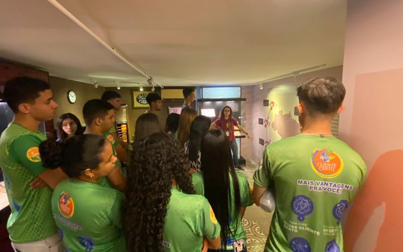 Visita do grupo de jovens aprendizes do Instituto Tempo de Educar da Pacatuba, no dia 25 de Julho. Essa visita faz parte do projeto Escola no Fisco, idealizado pelo Programa de Educação Fiscal (PEF-CE), que objetiva  convidar estudantes para conhecerem as atividades desenvolvidas pela Secretaria da Fazenda do Ceará (Sefaz-CE) e promover a reflexão a respeito da tributação e cidadania.  Foto: estudantes na exposição Notas de Memória do Centro de Memória da Fazenda.