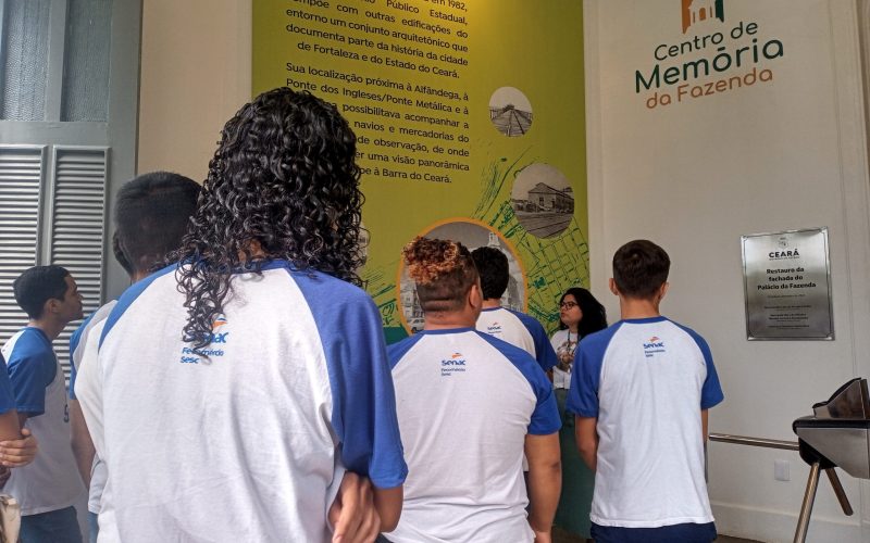 Visita do grupo de estudantes do Serviço Nacional de Aprendizagem Comercial (Senac) Ceará, no dia 30 de Junho. As visitas fazem parte do projeto Escola no Fisco, idealizado pelo Programa de Educação Fiscal (PEF-CE), com o objetivo de convidar estudantes para conhecerem as atividades desenvolvidas pela Secretaria da Fazenda do Ceará (Sefaz-CE) e refletirem sobre tributação e cidadania. Foto: estudantes na recepção do Centro de Memória da Secretaria da Fazenda do Ceará.