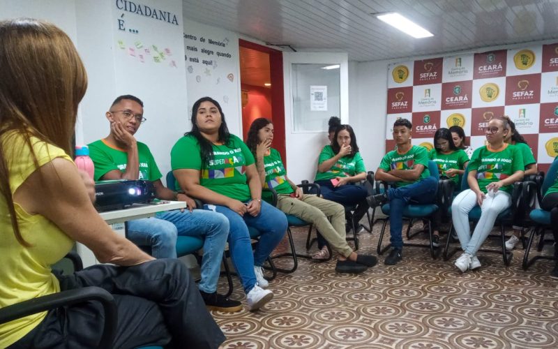 Visita do grupo de estudantes do Serviço Nacional de Aprendizagem Comercial (Senac) Ceará, no dia 30 de Maio. As visitas fazem parte do projeto Escola no Fisco, idealizado pelo Programa de Educação Fiscal (PEF-CE), com o objetivo de convidar estudantes para conhecerem as atividades desenvolvidas pela Secretaria da Fazenda do Ceará (Sefaz-CE) e refletirem sobre tributação e cidadania. Foto: estudantes na sala multiuso do Centro de Memória da Secretaria da Fazenda do Ceará.