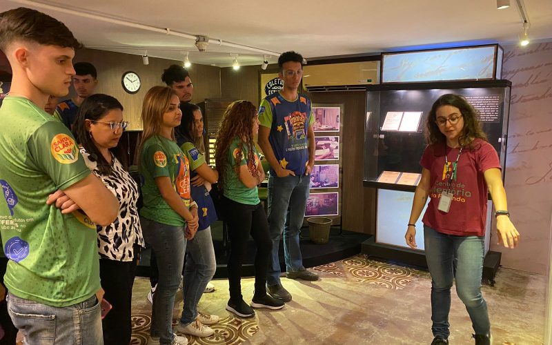 Visita do grupo de jovens aprendizes do Instituto Tempo de Educar da Pacatuba, no dia 25 de Julho. Essa visita faz parte do projeto Escola no Fisco, idealizado pelo Programa de Educação Fiscal (PEF-CE), que objetiva  convidar estudantes para conhecerem as atividades desenvolvidas pela Secretaria da Fazenda do Ceará (Sefaz-CE) e promover a reflexão a respeito da tributação e cidadania.  Foto: estudantes na exposição Notas de Memória do Centro de Memória da Fazenda.