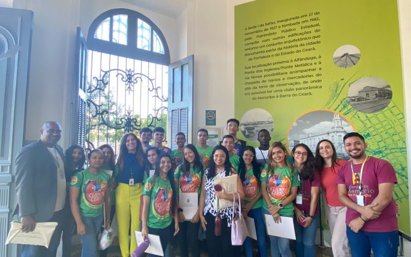 Visita do grupo de jovens aprendizes do Instituto Tempo de Educar da Pacatuba, no dia 25 de Julho. Essa visita faz parte do projeto Escola no Fisco, idealizado pelo Programa de Educação Fiscal (PEF-CE), que objetiva  convidar estudantes para conhecerem as atividades desenvolvidas pela Secretaria da Fazenda do Ceará (Sefaz-CE) e promover a reflexão a respeito da tributação e cidadania. Foto: estudantes na recepção do Centro de Memória da Fazenda.