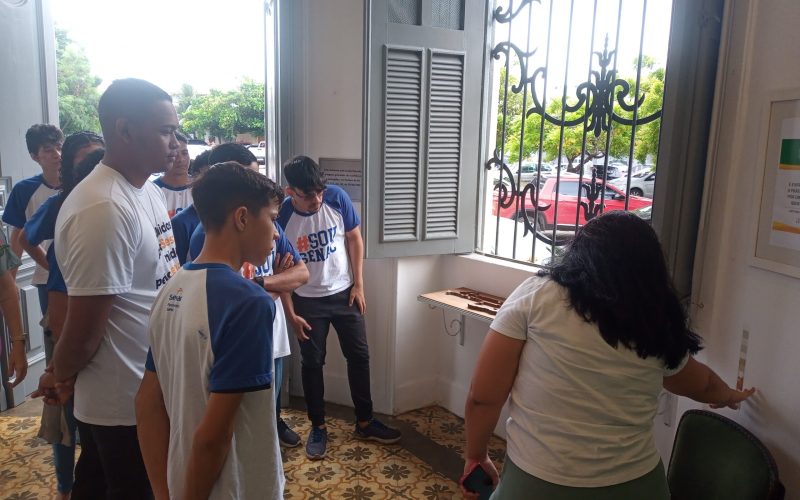Visita do grupo de estudantes do Serviço Nacional de Aprendizagem Comercial (Senac) Ceará, no dia 30 de Junho. As visitas fazem parte do projeto Escola no Fisco, idealizado pelo Programa de Educação Fiscal (PEF-CE), com o objetivo de convidar estudantes para conhecerem as atividades desenvolvidas pela Secretaria da Fazenda do Ceará (Sefaz-CE) e refletirem sobre tributação e cidadania. Foto: estudantes conhecendo o processo de estudo de prospecção que foi realizado para o restauro da fachada do Centro de Memória da Secretaria da Fazenda do Ceará.