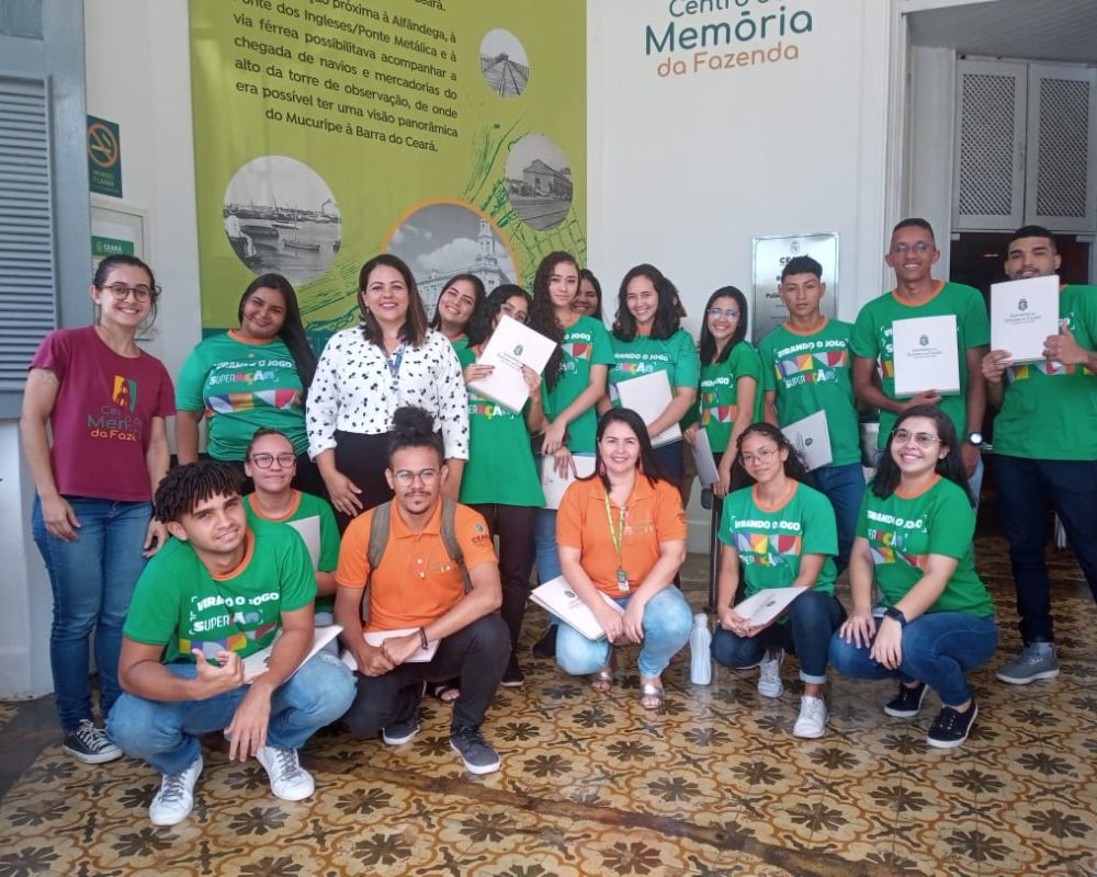 Visita do grupo de estudantes do Serviço Nacional de Aprendizagem Comercial (Senac) Ceará, no dia 30 de Maio. As visitas fazem parte do projeto Escola no Fisco, idealizado pelo Programa de Educação Fiscal (PEF-CE), com o objetivo de convidar estudantes para conhecerem as atividades desenvolvidas pela Secretaria da Fazenda do Ceará (Sefaz-CE) e refletirem sobre tributação e cidadania. Foto: estudantes na recepção do Centro de Memória da Secretaria da Fazenda do Ceará.