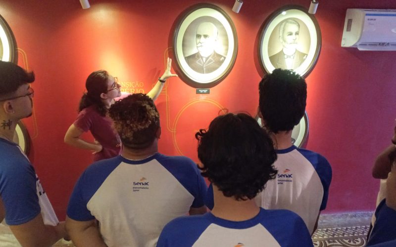 Visita do grupo de estudantes do Serviço Nacional de Aprendizagem Comercial (Senac) Ceará, no dia 30 de Junho. As visitas fazem parte do projeto Escola no Fisco, idealizado pelo Programa de Educação Fiscal (PEF-CE), com o objetivo de convidar estudantes para conhecerem as atividades desenvolvidas pela Secretaria da Fazenda do Ceará (Sefaz-CE) e refletirem sobre tributação e cidadania. Foto: estudantes visitando a exposição Galeria dos Secretários do Centro de Memória da Secretaria da Fazenda do Ceará.