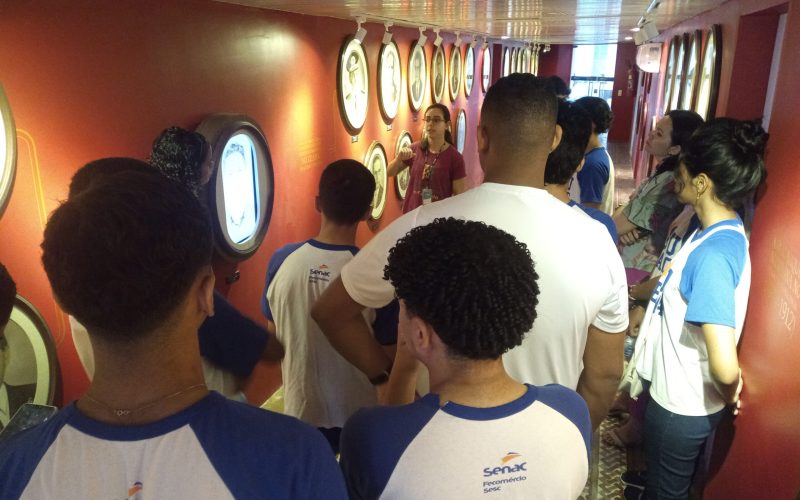 Visita do grupo de estudantes do Serviço Nacional de Aprendizagem Comercial (Senac) Ceará, no dia 30 de Junho. As visitas fazem parte do projeto Escola no Fisco, idealizado pelo Programa de Educação Fiscal (PEF-CE), com o objetivo de convidar estudantes para conhecerem as atividades desenvolvidas pela Secretaria da Fazenda do Ceará (Sefaz-CE) e refletirem sobre tributação e cidadania. Foto: estudantes visitando a exposição Galeria dos Secretários do Centro de Memória da Secretaria da Fazenda do Ceará.