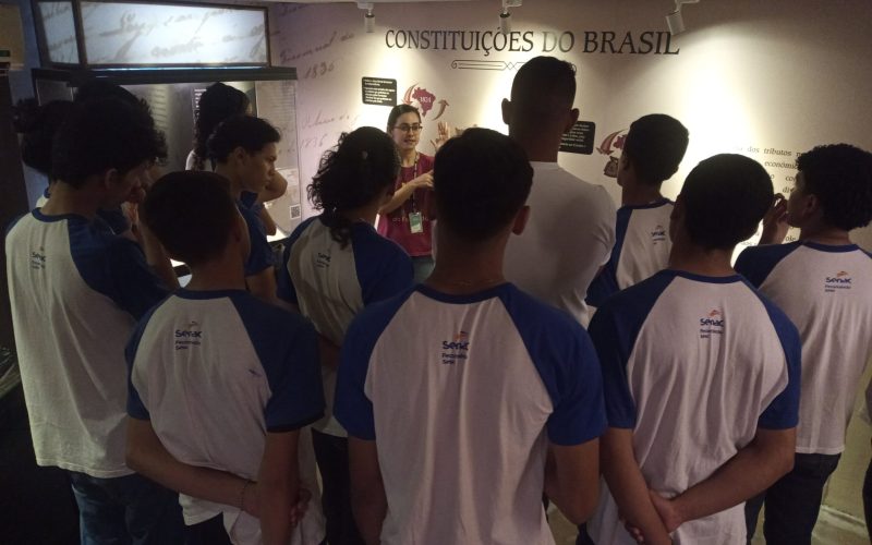 Visita do grupo de estudantes do Serviço Nacional de Aprendizagem Comercial (Senac) Ceará, no dia 30 de Junho. As visitas fazem parte do projeto Escola no Fisco, idealizado pelo Programa de Educação Fiscal (PEF-CE), com o objetivo de convidar estudantes para conhecerem as atividades desenvolvidas pela Secretaria da Fazenda do Ceará (Sefaz-CE) e refletirem sobre tributação e cidadania. Foto: estudantes visitando a exposição Notas de Memória do Centro de Memória da Secretaria da Fazenda do Ceará.