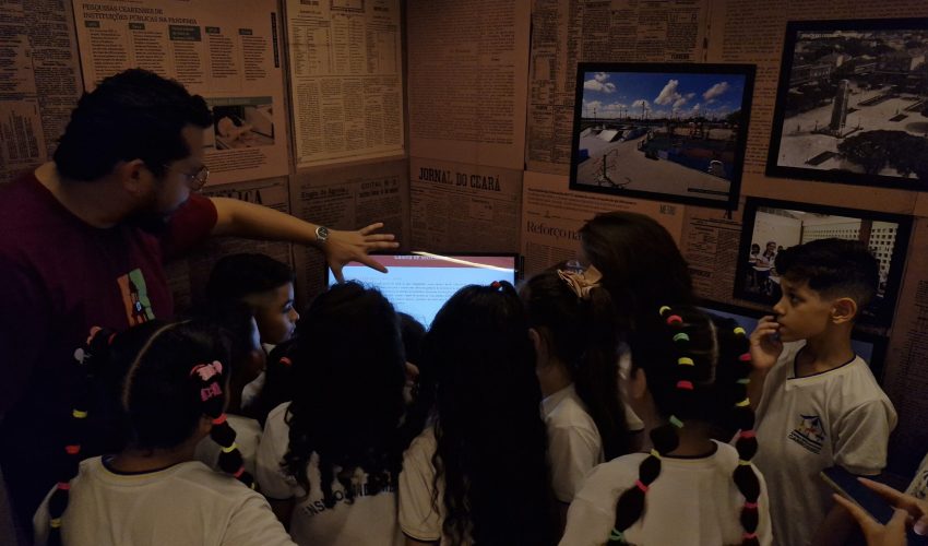 No primeiro momento, as crianças experienciaram uma visita mediada pelo CM. Na foto, conhecem o painel interativo da exposição Notas de Memória.