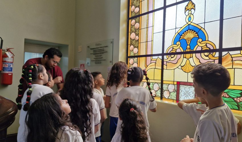 Em seguida, conheceram o vitral histórico de 97 anos, localizado na sede principal da Secretaria da Fazenda do Ceará.