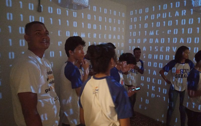 Visita do grupo de estudantes do Serviço Nacional de Aprendizagem Comercial (Senac) Ceará, no dia 30 de Junho. As visitas fazem parte do projeto Escola no Fisco, idealizado pelo Programa de Educação Fiscal (PEF-CE), com o objetivo de convidar estudantes para conhecerem as atividades desenvolvidas pela Secretaria da Fazenda do Ceará (Sefaz-CE) e refletirem sobre tributação e cidadania. Foto: estudantes visitando a exposição Notas de Memória do Centro de Memória da Secretaria da Fazenda do Ceará, no momento de visitação a Sala Cofre.