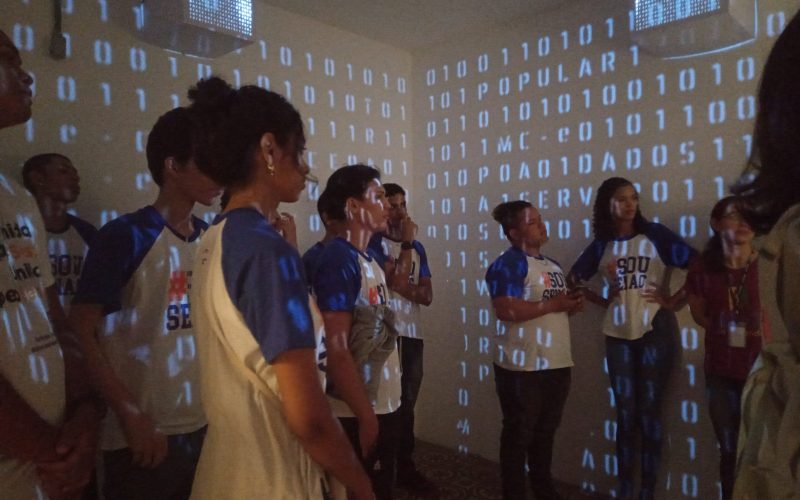 Visita do grupo de estudantes do Serviço Nacional de Aprendizagem Comercial (Senac) Ceará, no dia 30 de Junho. As visitas fazem parte do projeto Escola no Fisco, idealizado pelo Programa de Educação Fiscal (PEF-CE), com o objetivo de convidar estudantes para conhecerem as atividades desenvolvidas pela Secretaria da Fazenda do Ceará (Sefaz-CE) e refletirem sobre tributação e cidadania. Foto: estudantes visitando a exposição Notas de Memória do Centro de Memória da Secretaria da Fazenda do Ceará, no momento de visitação a Sala Cofre.
