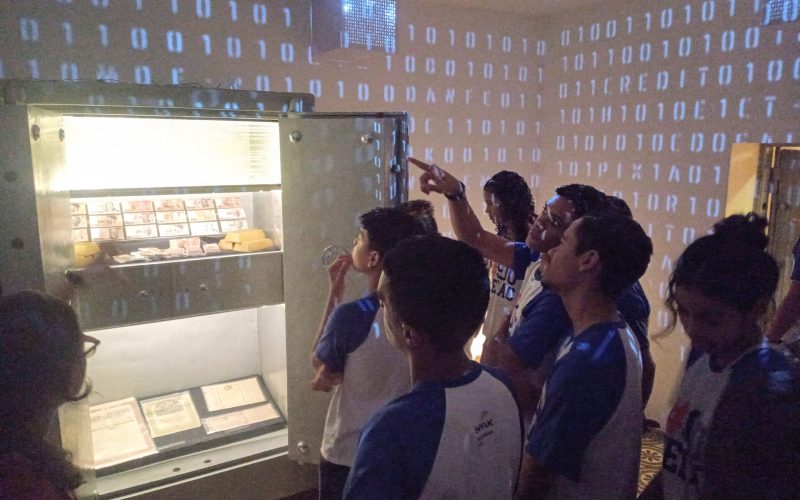 Visita do grupo de estudantes do Serviço Nacional de Aprendizagem Comercial (Senac) Ceará, no dia 30 de Junho. As visitas fazem parte do projeto Escola no Fisco, idealizado pelo Programa de Educação Fiscal (PEF-CE), com o objetivo de convidar estudantes para conhecerem as atividades desenvolvidas pela Secretaria da Fazenda do Ceará (Sefaz-CE) e refletirem sobre tributação e cidadania. Foto: estudantes visitando a exposição Notas de Memória do Centro de Memória da Secretaria da Fazenda do Ceará, no momento de visitação a Sala Cofre.