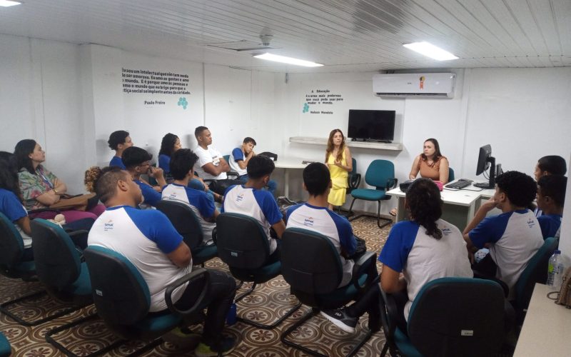 Visita do grupo de estudantes do Serviço Nacional de Aprendizagem Comercial (Senac) Ceará, no dia 30 de Junho. As visitas fazem parte do projeto Escola no Fisco, idealizado pelo Programa de Educação Fiscal (PEF-CE), com o objetivo de convidar estudantes para conhecerem as atividades desenvolvidas pela Secretaria da Fazenda do Ceará (Sefaz-CE) e refletirem sobre tributação e cidadania. Foto: estudantes na sala multiuso do Centro de Memória da Secretaria da Fazenda do Ceará.